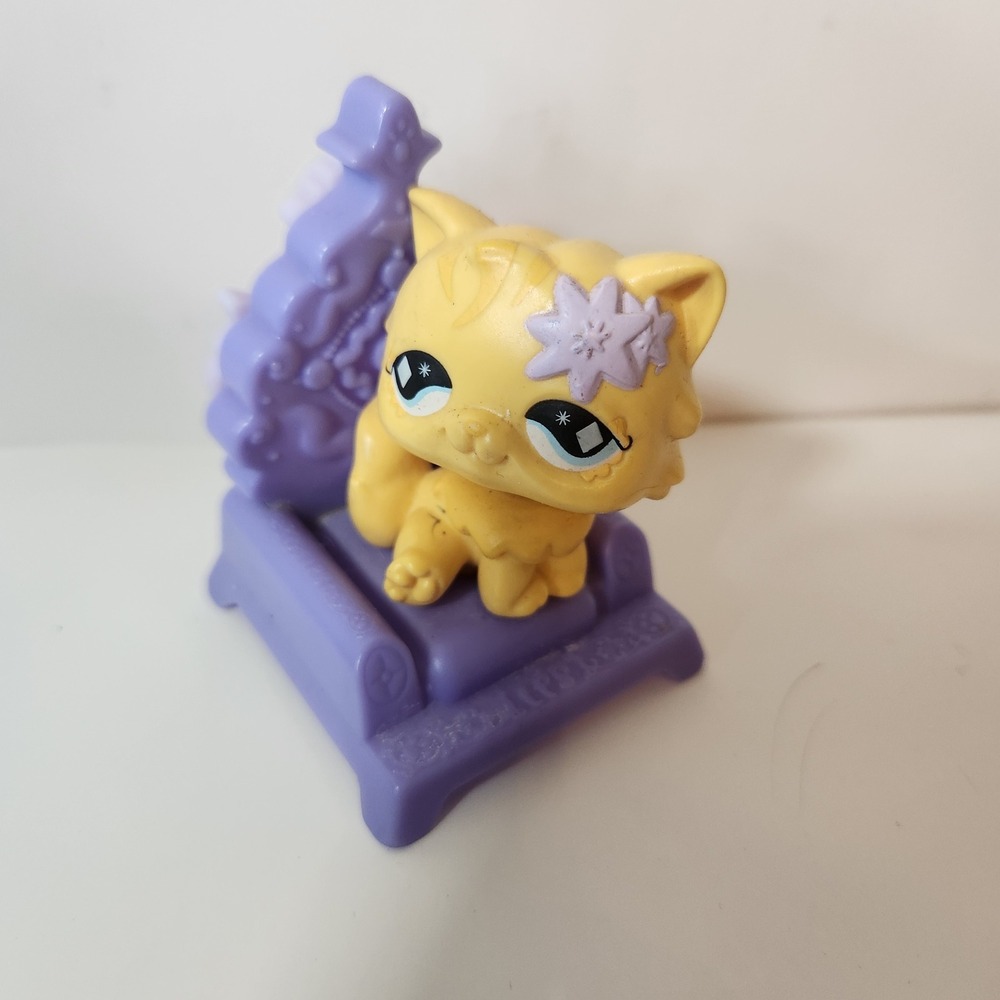 Littlest Pet Shop 2008 McDonalds Yellow Persian Cat Purple‎ Throne Bed Hasbro
